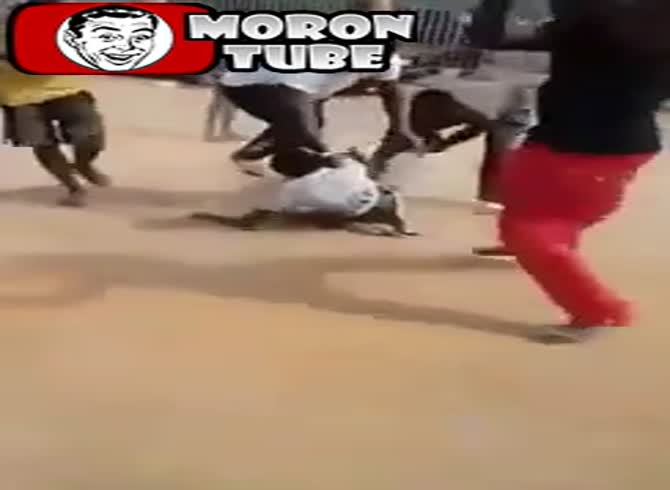 Video :A taxi driver was assaulted after unintentionally striking a pedestrian (public alert)